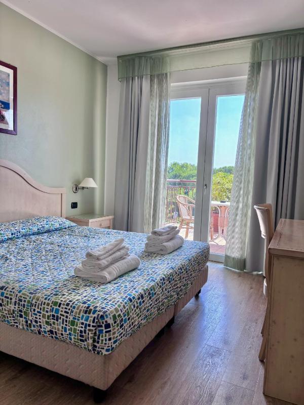 Double Room image 3