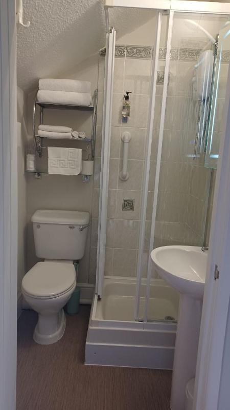 Standard Twin Room image 4
