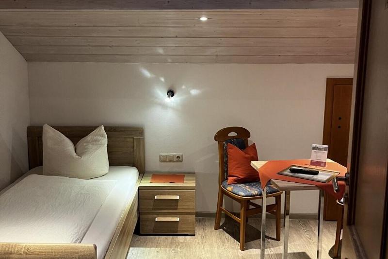 Single Room with Bathroom image 4