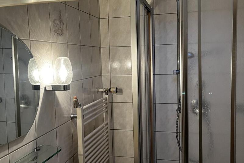 Single Room with Bathroom image 3