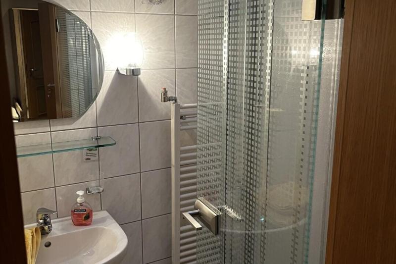Single Room with Bathroom image 2