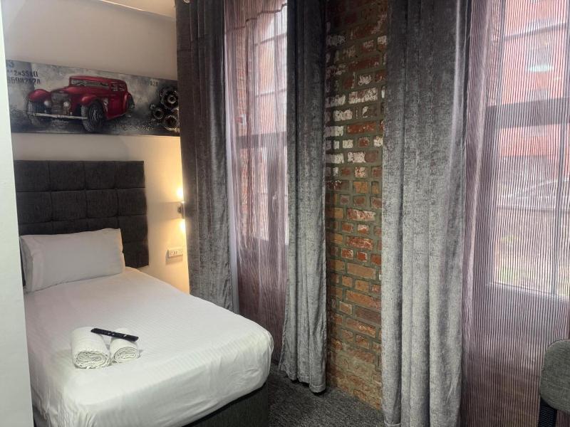 Large Single Room image 1