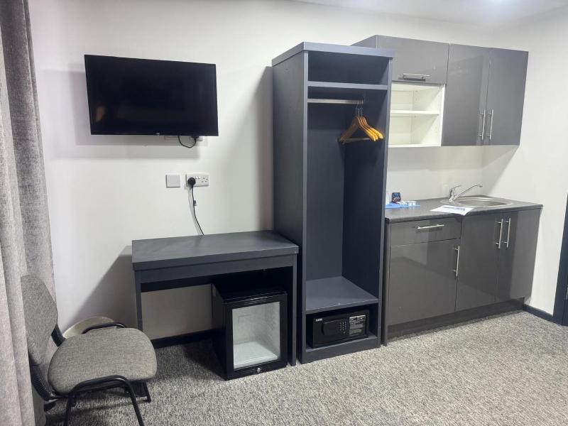 Large Single Room image 3