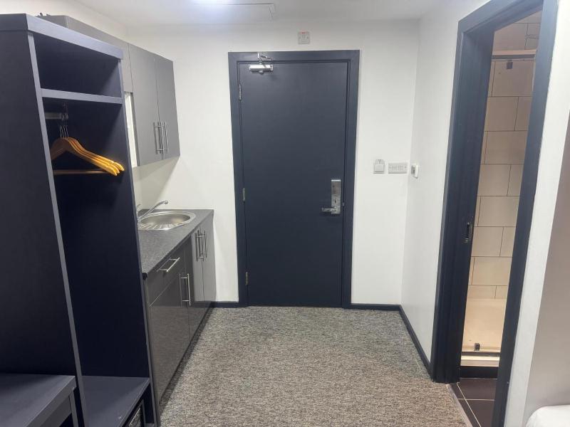 Large Single Room image 2