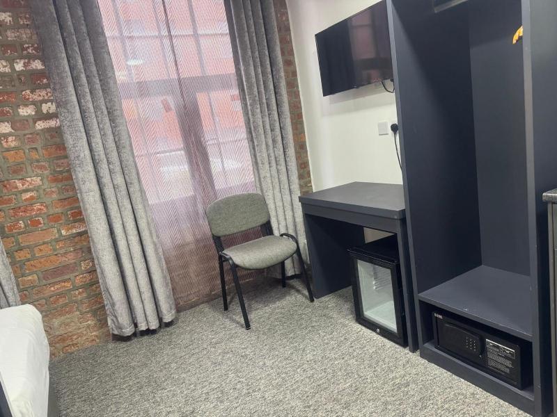 Large Single Room image 4