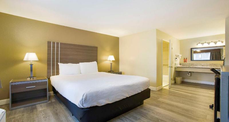 King Room with Balcony - Garden View image 1