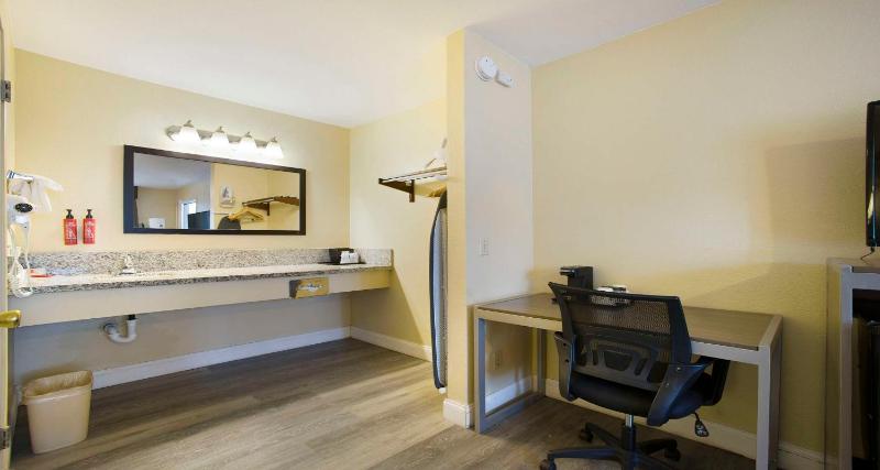 King Room with Balcony - Garden View image 4
