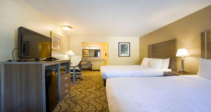 Queen Room with Two Queen Beds with Balcony - Pool View image 3