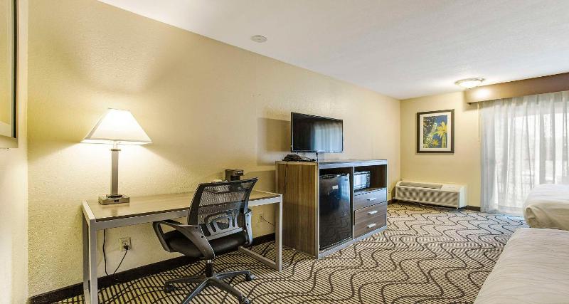Queen Room with Two Queen Beds and Balcony - Pool View/Non-Smoking image 4