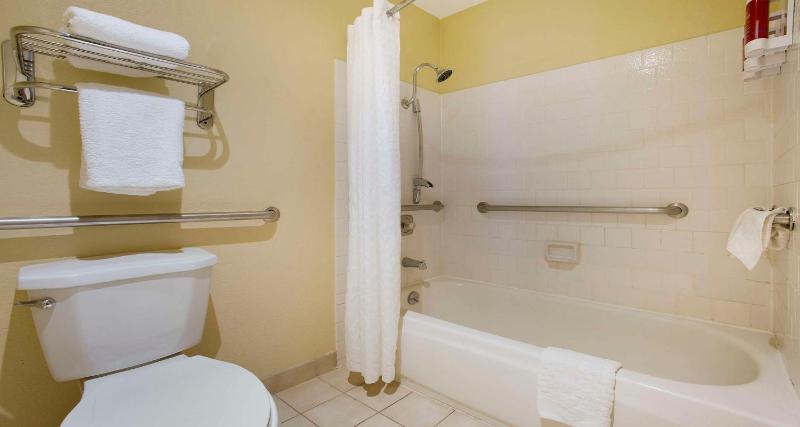 Queen Room with Two Queen Beds with Balcony - Garden View image 2