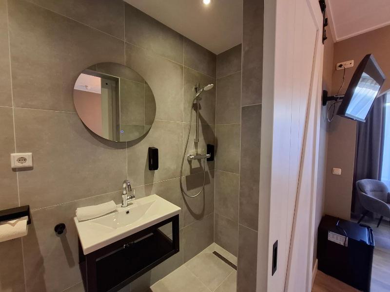 Small Double Room image 1