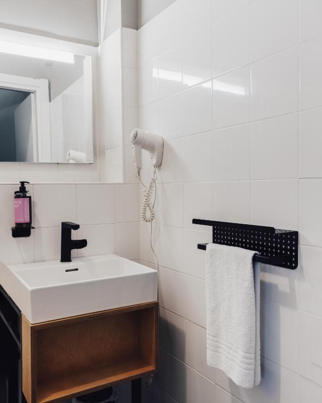 Twin Room image 3