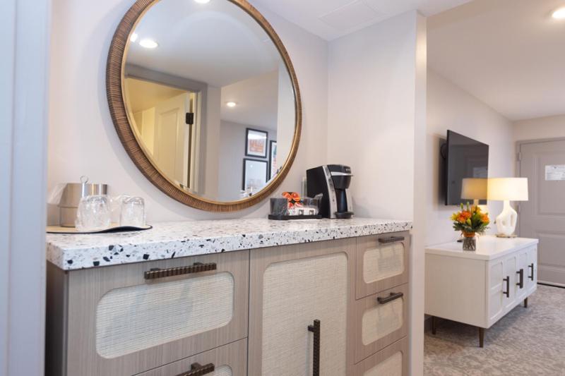 One-Bedroom Suite with Ocean View image 4