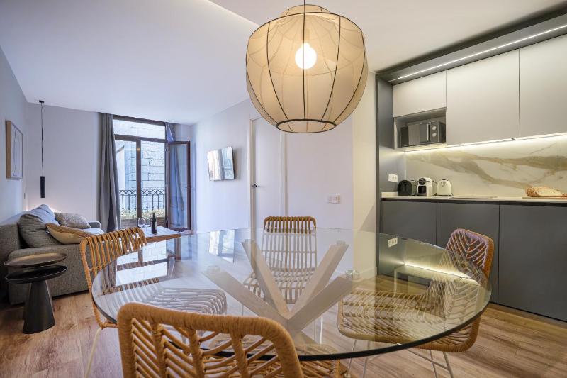 Three-Bedroom Apartment with Balcony image 1