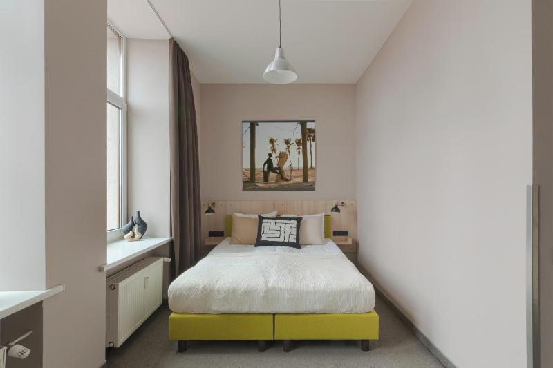 Refurbished Large Double Room image 3
