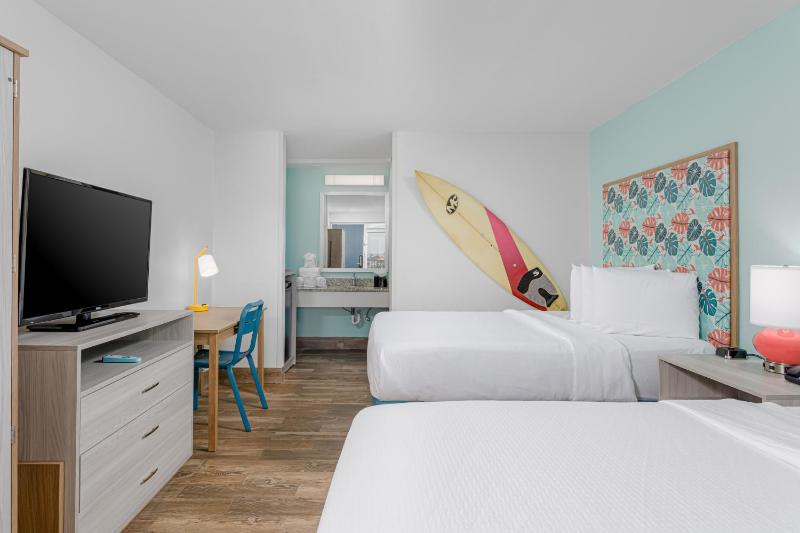 Standard Queen Room Bay View image 3