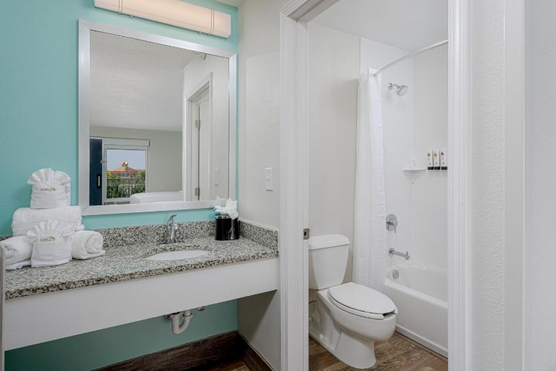 Standard Queen Room Bay View image 4
