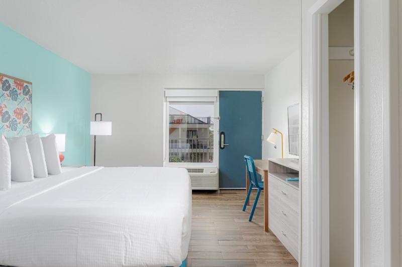 Standard King Room image 4