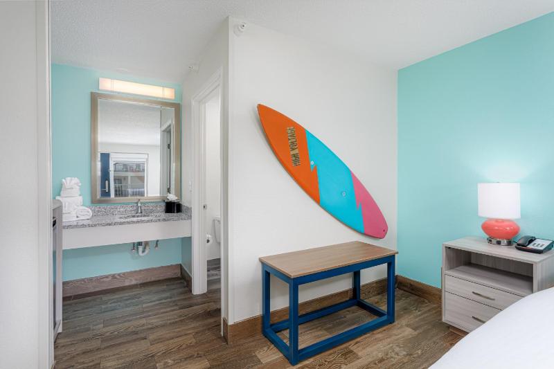 Standard King Room image 4