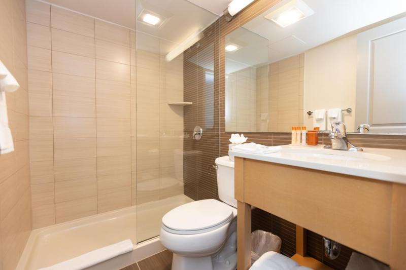 One-Bedroom Suite with Ocean View image 2