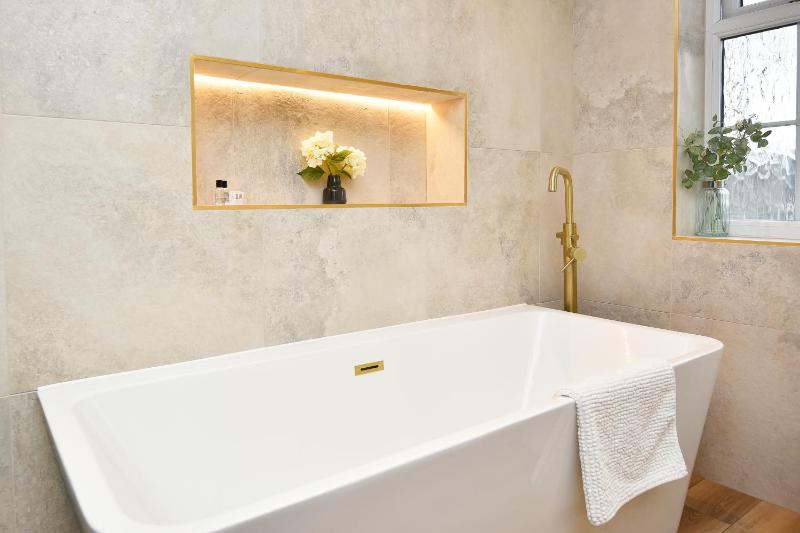 Deluxe King Suite image 1