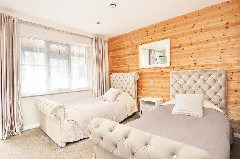 Twin Room image 4
