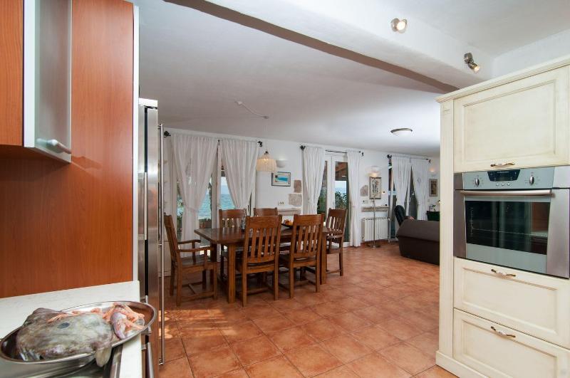 Exclusive Beachfront Villa with Pool for 8 at Island Brač - image 19