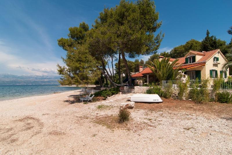 Exclusive Beachfront Villa with Pool for 8 at Island Brač - image 5