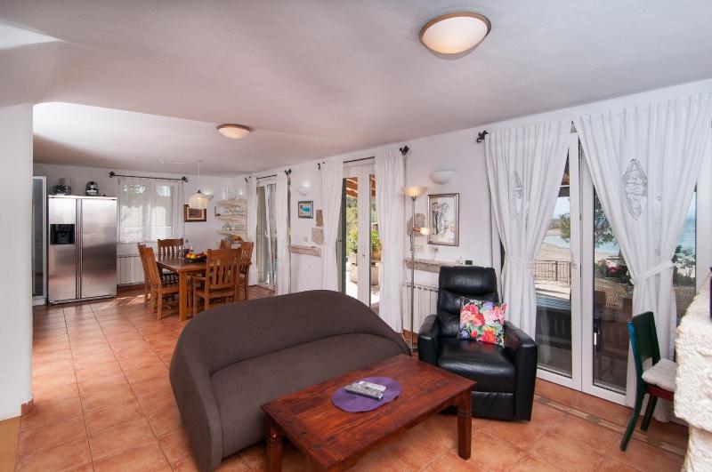 Exclusive Beachfront Villa with Pool for 8 at Island Brač - image 11