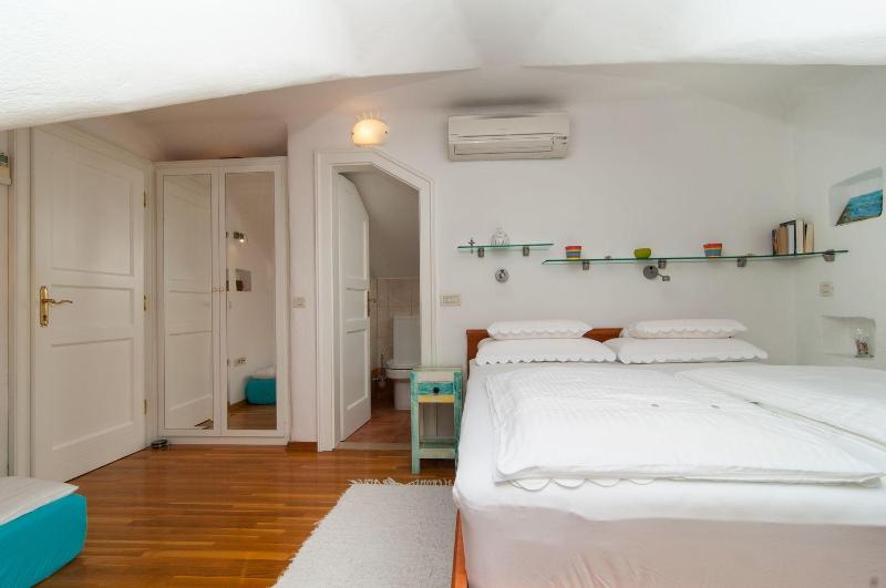 Exclusive Beachfront Villa with Pool for 8 at Island Brač - image 18