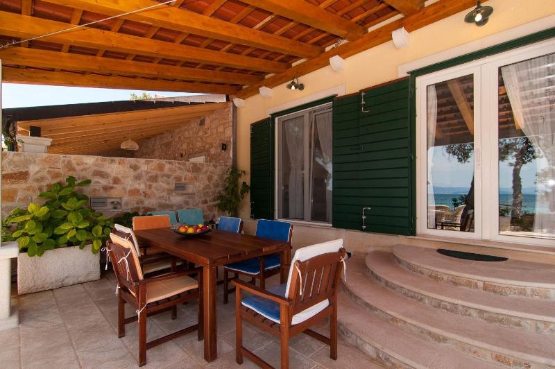 Exclusive Beachfront Villa with Pool for 8 at Island Brač - image 15