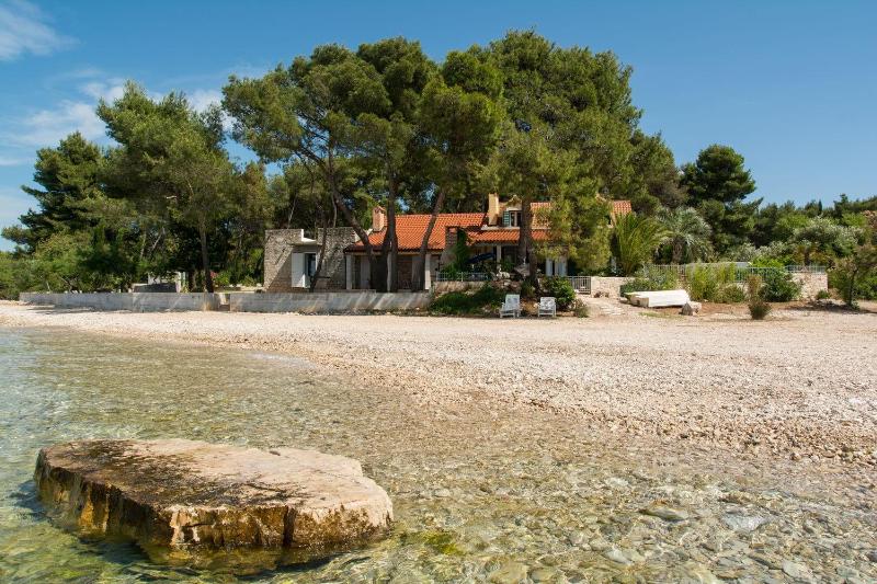 Exclusive Beachfront Villa with Pool for 8 at Island Brač - image 2