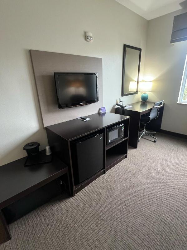 Queen Suite - Accessible/Non-Smoking image 2