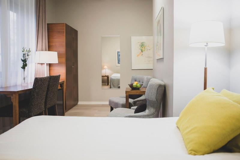 Superior King Room image 4
