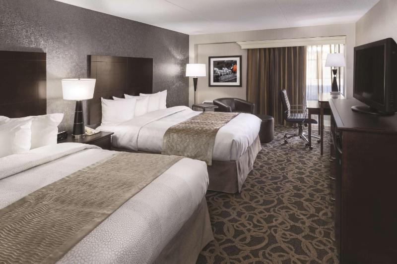 Queen Room with Two Queen Beds with Pool View image 1