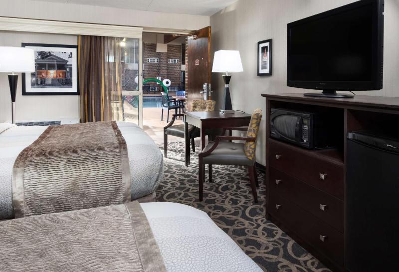 Queen Room with Two Queen Beds with Pool View image 4