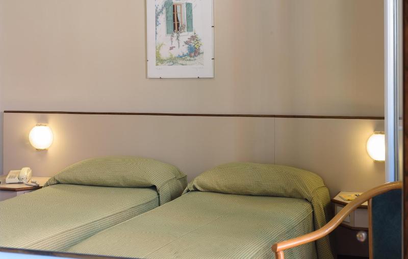 Twin Room image 1