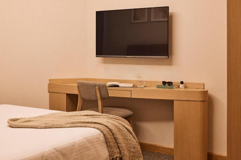 Standard Queen Room image 4