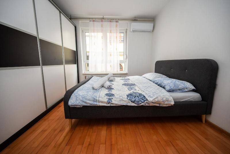 Spacious & Modern Apartment in the City Centre - image 16