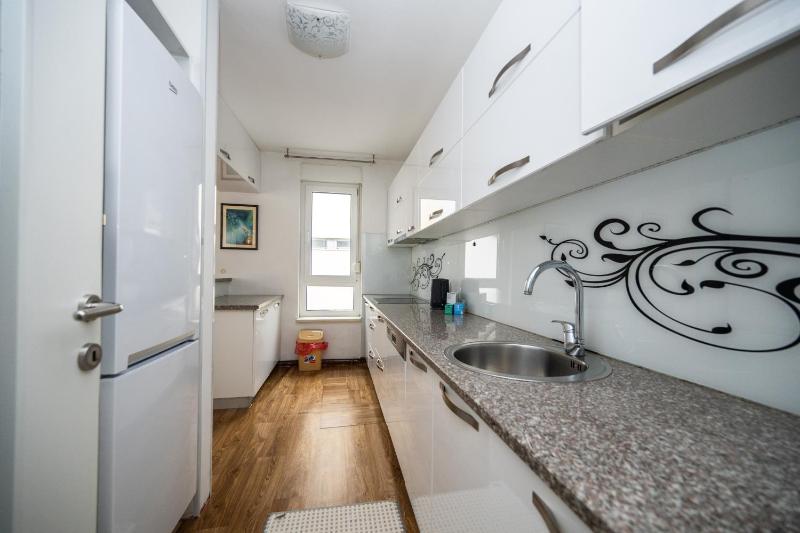 Spacious & Modern Apartment in the City Centre - image 3