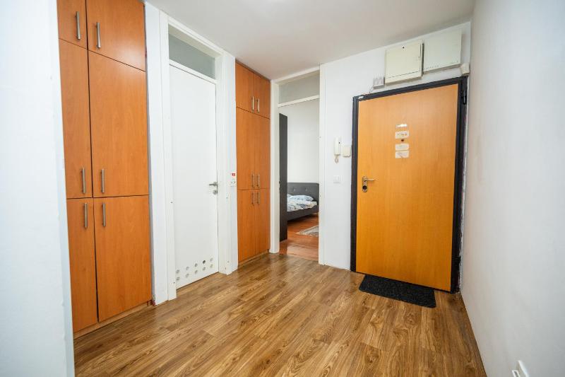 Spacious & Modern Apartment in the City Centre - image 11