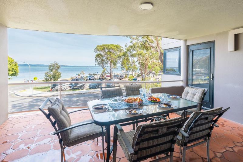 Florentine 8 11 Columbia Close - opposite the beach with Air con and water views - image 15