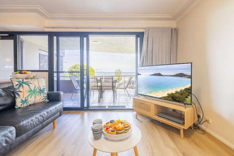 Florentine 7 11 Columbia Close - wifi air conditioned unit with fantastic views of Little Beach - image 4