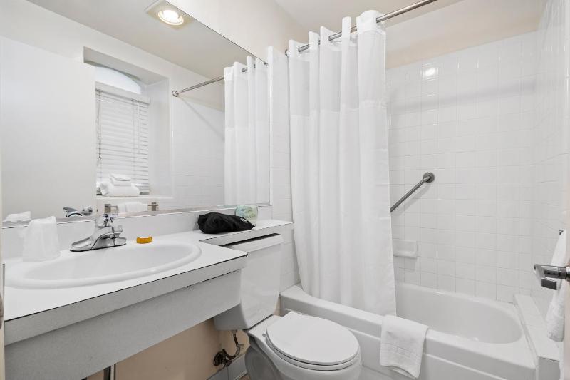 Petite Double Room image 2