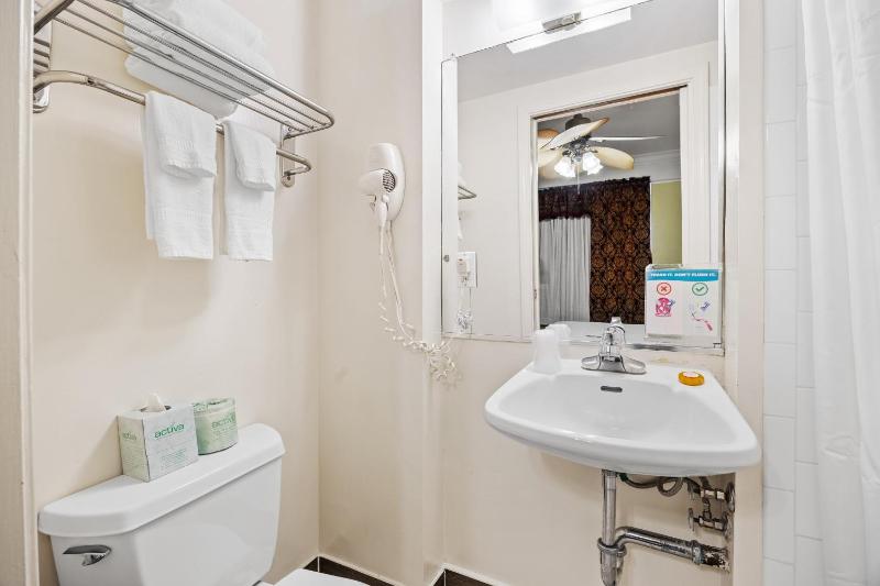 Queen Room image 2