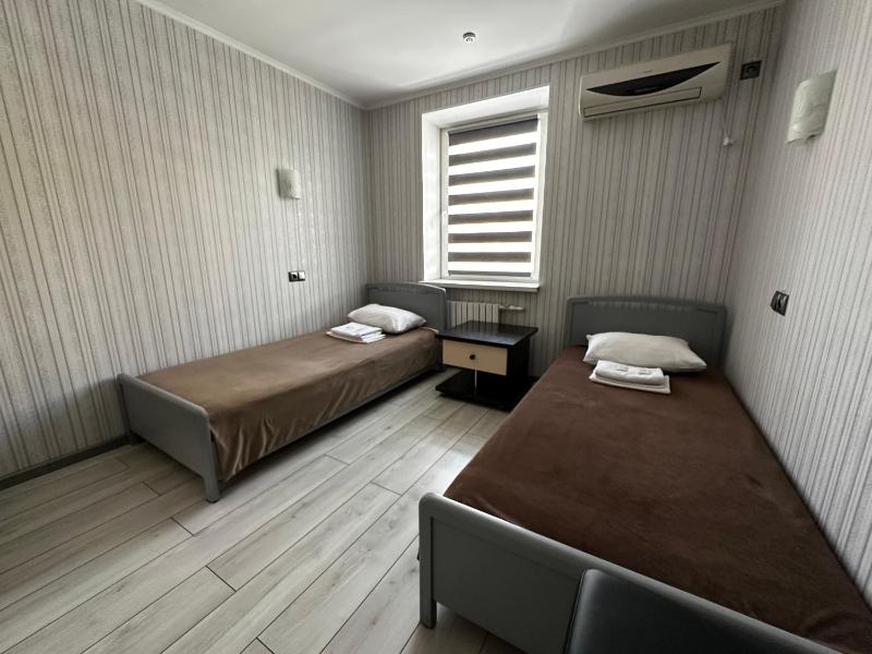 Twin Room with Shared Bathroom image 1