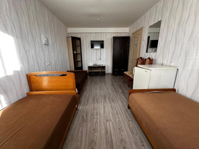 Triple Room with Shared Bathroom image 3