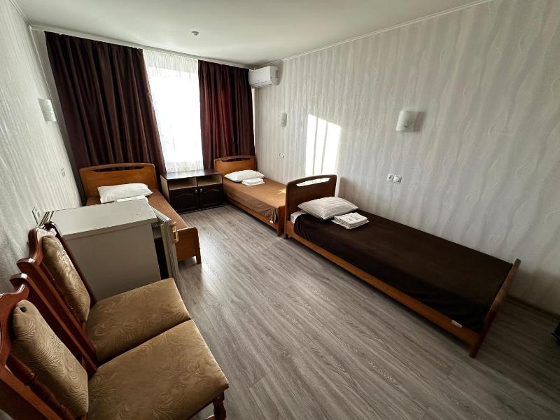 Triple Room with Shared Bathroom image 4