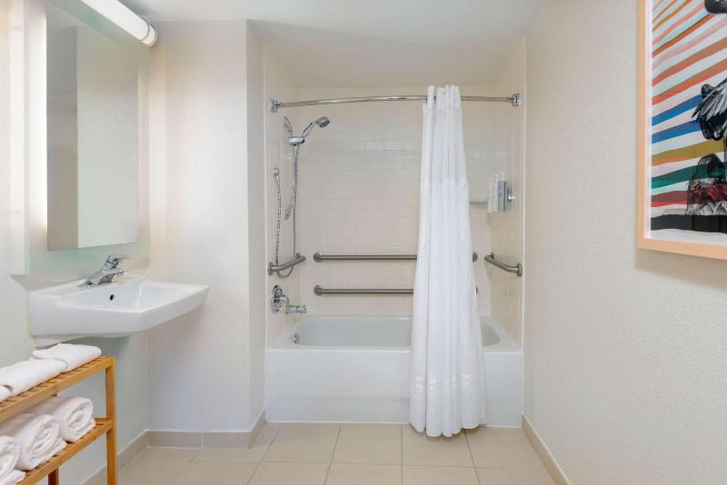 Queen Suite - Mobility and Hearing Access/Non-Smoking image 2