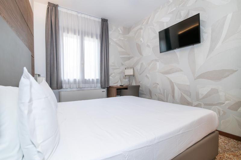Standard Double Room image 1